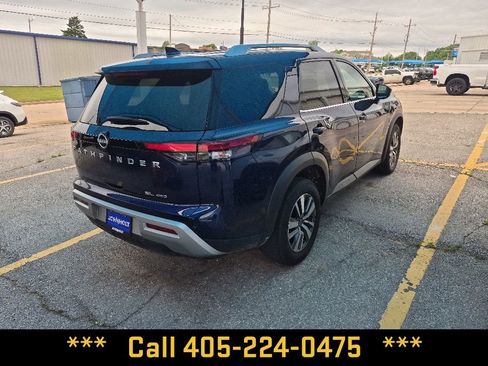 Used 2025 Nissan Pathfinder SL AWD/4WD image 12