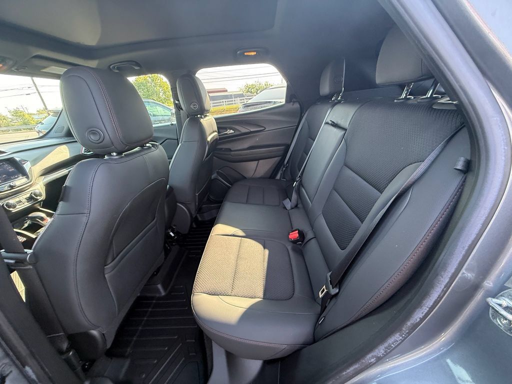 Used 2021 Chevrolet TrailBlazer RS w/ Sun and Liftgate Package FWD image 19