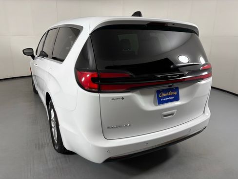 New 2027 Chrysler Pacifica Select FWD image 6