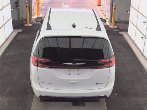Used 2023 Chrysler Pacifica Touring-L FWD image 5