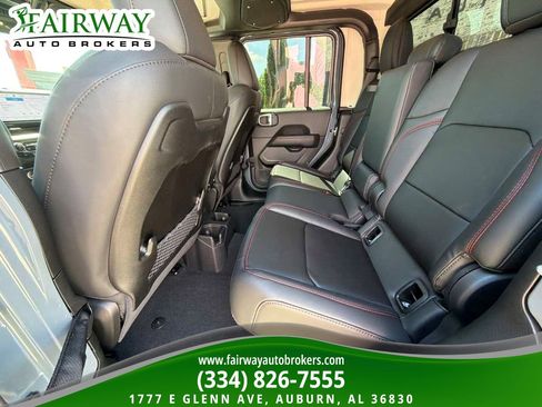 Used 2025 Jeep Gladiator Rubicon w/ Convenience Group AWD/4WD image 15