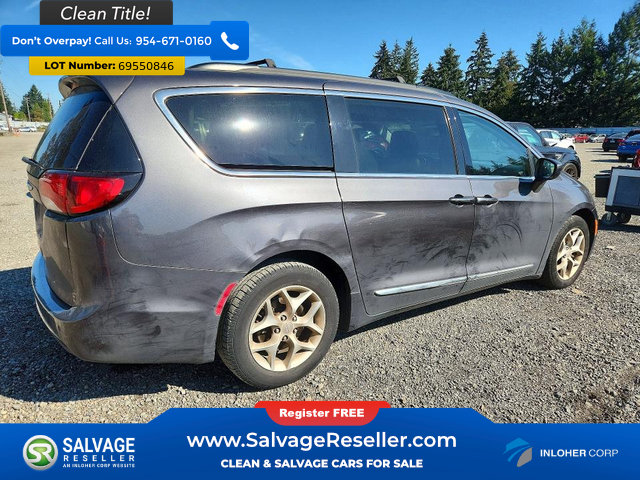 Used 2017 Chrysler Pacifica Touring-L w/ Tire & Wheel Group FWD image 4