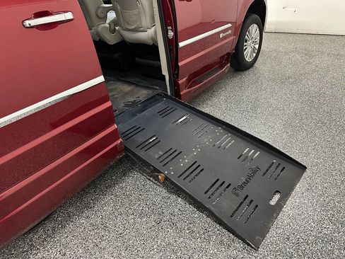 Used 2015 Chrysler Town & Country Touring-L w/ Driver Convenience Group image 25