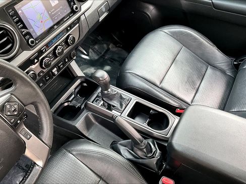 Used 2022 Toyota Tacoma TRD Sport w/ TRD Premium Sport Package AWD/4WD image 17