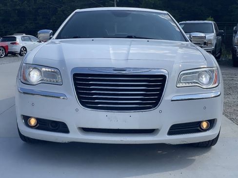 Used 2011 Chrysler 300 Limited RWD image 2