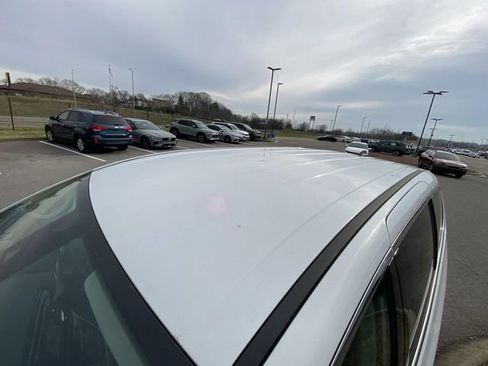 Used 2023 Chrysler Voyager LX image 3