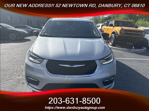 Used 2024 Chrysler Pacifica Touring-L FWD image 7