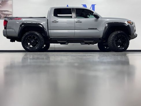 Used 2018 Toyota Tacoma TRD Off-Road w/ Technology Package AWD/4WD image 4