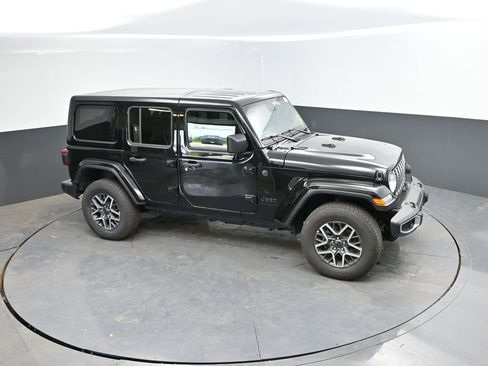 Used 2025 Jeep Wrangler Unlimited Sahara AWD/4WD image 24