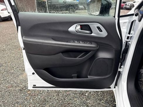 New 2026 Chrysler Pacifica Limited image 16