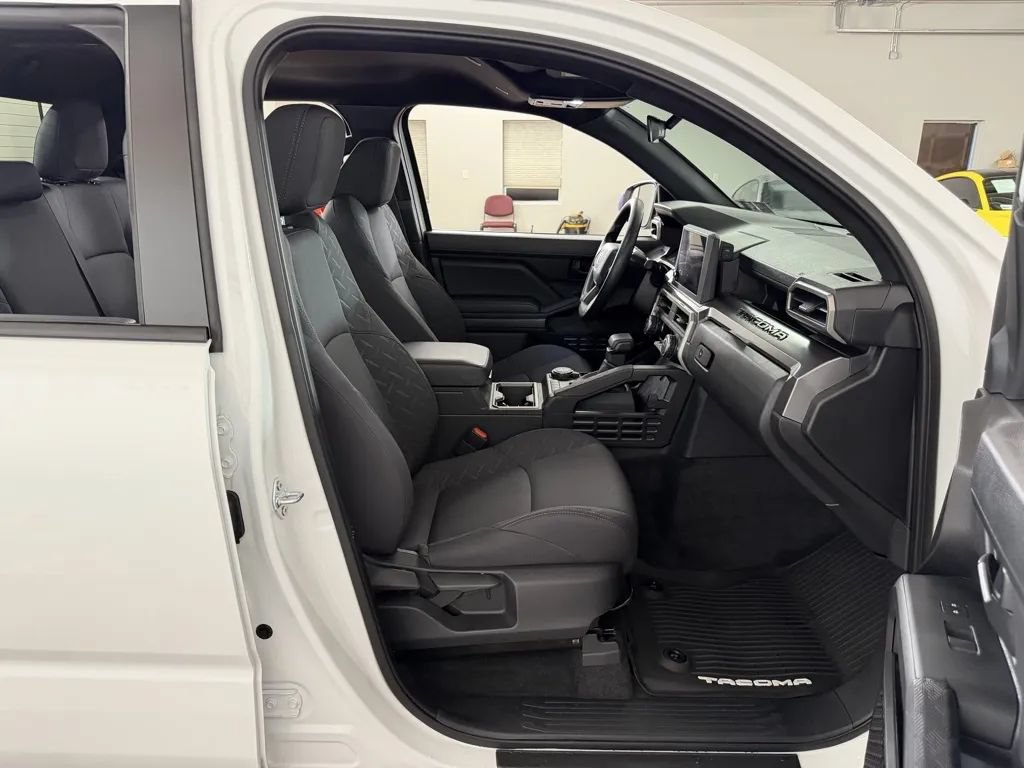 Used 2025 Toyota Tacoma SR5 AWD/4WD image 33