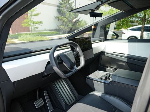 Used 2024 Tesla Cybertruck AWD Crew Cab image 12