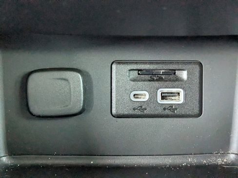 Used 2023 GMC Acadia SLT w/ Elevation Edition image 21