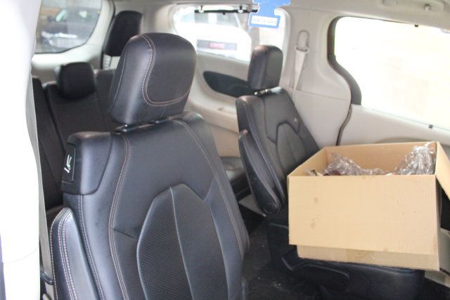 Used 2017 Chrysler Pacifica Touring-L Plus w/ Tire & Wheel Group FWD image 9