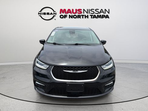 Used 2024 Chrysler Pacifica Limited FWD image 2