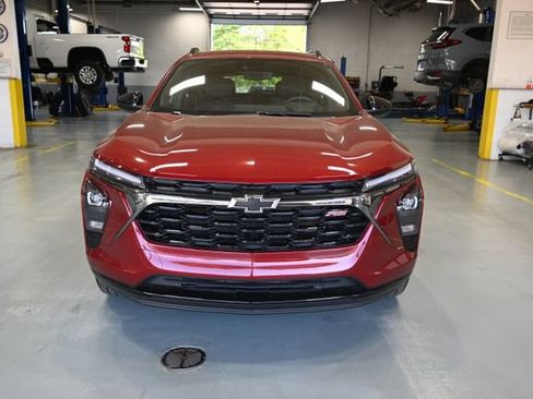 Used 2025 Chevrolet Trax RS FWD image 2