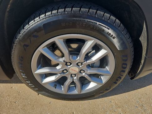 Used 2024 GMC Terrain SLT AWD/4WD image 3