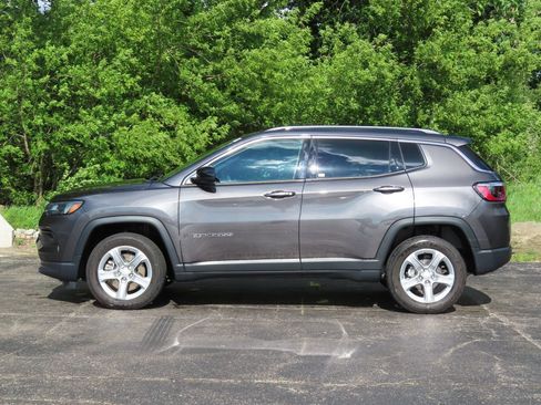 Used 2023 Jeep Compass Latitude AWD/4WD image 5