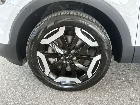 Used 2023 Kia Telluride EX w/ EX Captain's Chair Package FWD image 9