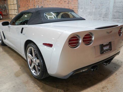 Used 2006 Chevrolet Corvette Coupe w/ Preferred Equipment Group RWD image 18