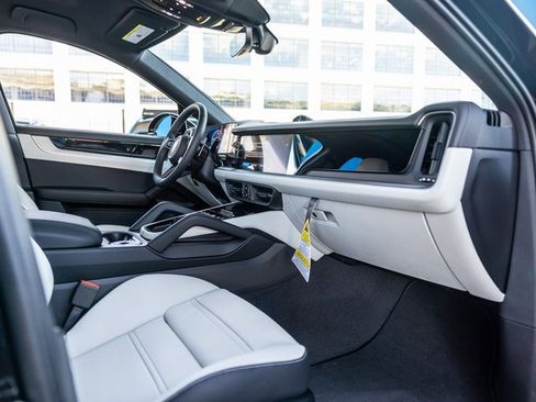 Certified 2025 Porsche Cayenne Coupe image 26