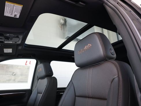 New 2025 Chevrolet Suburban High Country image 25