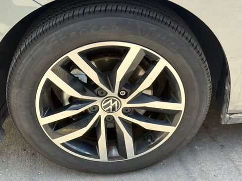 Used 2025 Volkswagen Jetta SE FWD image 10