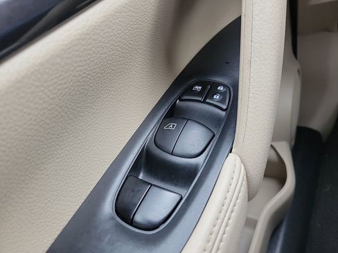 Used 2020 Nissan Rogue SV image 13