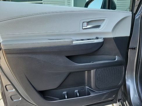 Used 2025 Toyota Sienna XLE FWD image 33