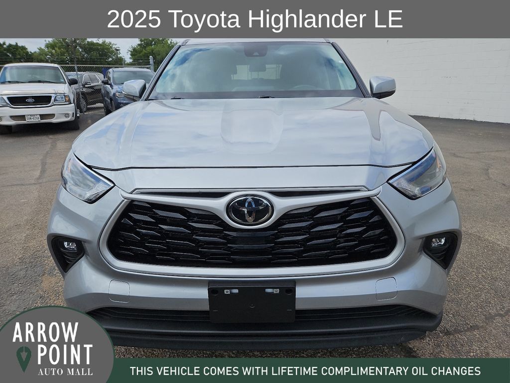Used 2025 Toyota Highlander LE FWD image 3