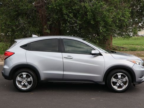 Used 2017 Honda HR-V LX image 3