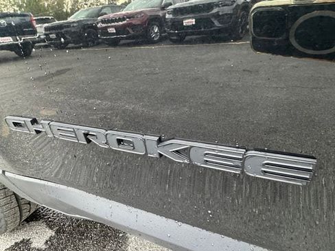 Used 2023 Jeep Cherokee Altitude Lux image 44