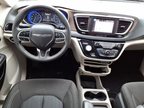 Used 2023 Chrysler Voyager LX image 7