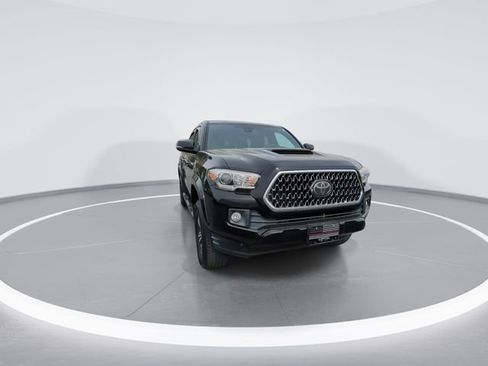 Used 2018 Toyota Tacoma TRD Sport image 2