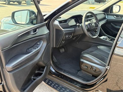 Used 2024 Jeep Grand Cherokee L Altitude image 14