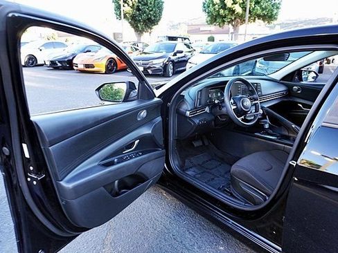 Certified 2025 Hyundai Elantra SE FWD image 47