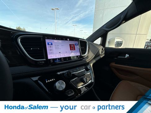 Used 2022 Chrysler Pacifica Pinnacle image 17