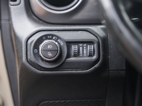 Used 2022 Jeep Gladiator Willys image 45