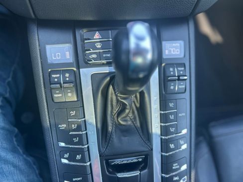 Used 2018 Porsche Macan Sport Edition AWD/4WD image 31