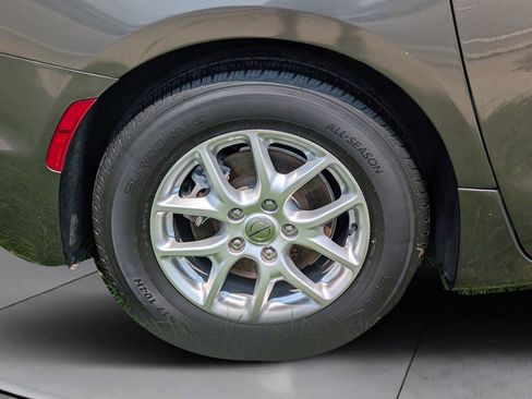 Used 2023 Chrysler Pacifica Touring-L FWD image 9