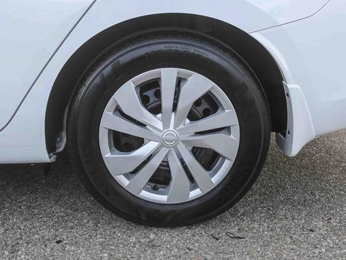 Used 2025 Nissan Versa S w/ Trunk Package image 10