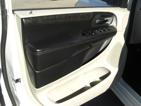 Used 2013 Dodge Grand Caravan SE image 38