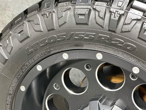 Used 2017 Jeep Wrangler Sahara w/ Connectivity Group AWD/4WD image 28