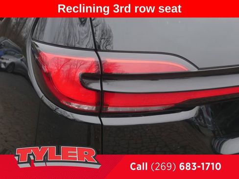 Used 2025 Chrysler Pacifica Limited image 13