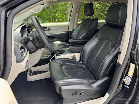 Used 2023 Chrysler Pacifica Touring-L FWD image 9
