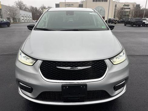 Used 2024 Chrysler Pacifica Touring-L image 2