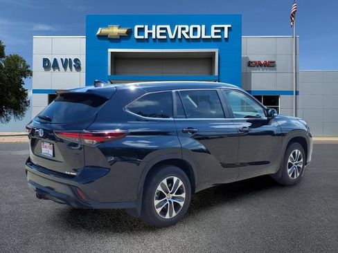 Used 2024 Toyota Highlander XLE AWD/4WD image 3