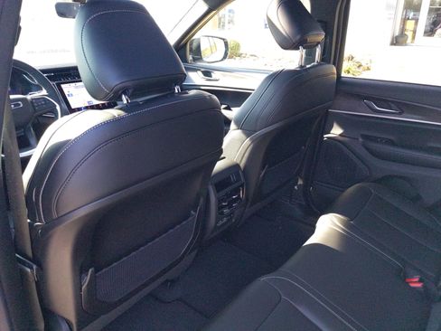 New 2025 Jeep Grand Cherokee Limited w/ Black Appearance Package image 16