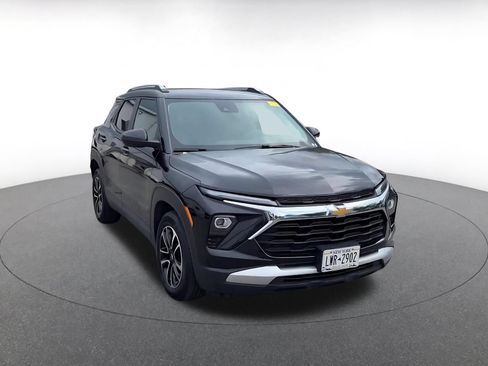 Used 2025 Chevrolet TrailBlazer LT FWD image 2