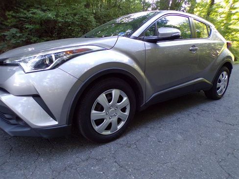 Used 2019 Toyota C-HR LE FWD image 5